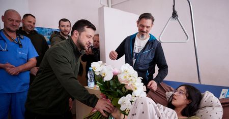 Wojna w Ukrainie. Zełenski się nie ukrywa i odwiedza rannych w kijowskim szpitalu