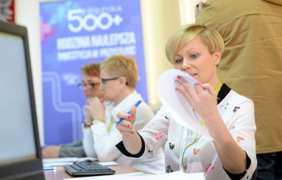 Program 500 plus. W Warszawie złożono już blisko 100 tys. wniosków