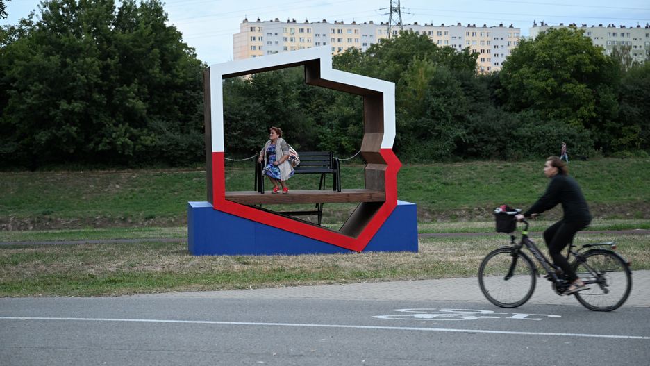 Rzeszów, 31.08.2022. Ławka �Z polską flagą� sfinansowana przez Kancelarię Prezesa Rady Ministrów stanęła na bulwarach w Rzeszowie, 31 bm. (jm) PAP/Darek Delmanowicz