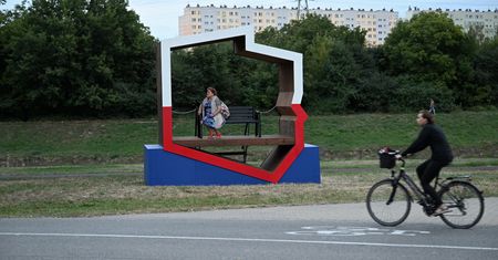 Kuriozalne tłumaczenie ws. "patriotycznych ławek"