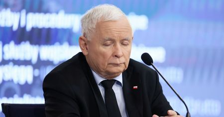 Kaczyński przysypiał na konferencji? Adam Bielan odpowiada na złośliwy wpis