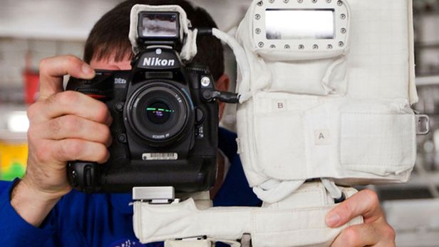 Nikon D2xs i zagadkowa lampa błyskowa... 1