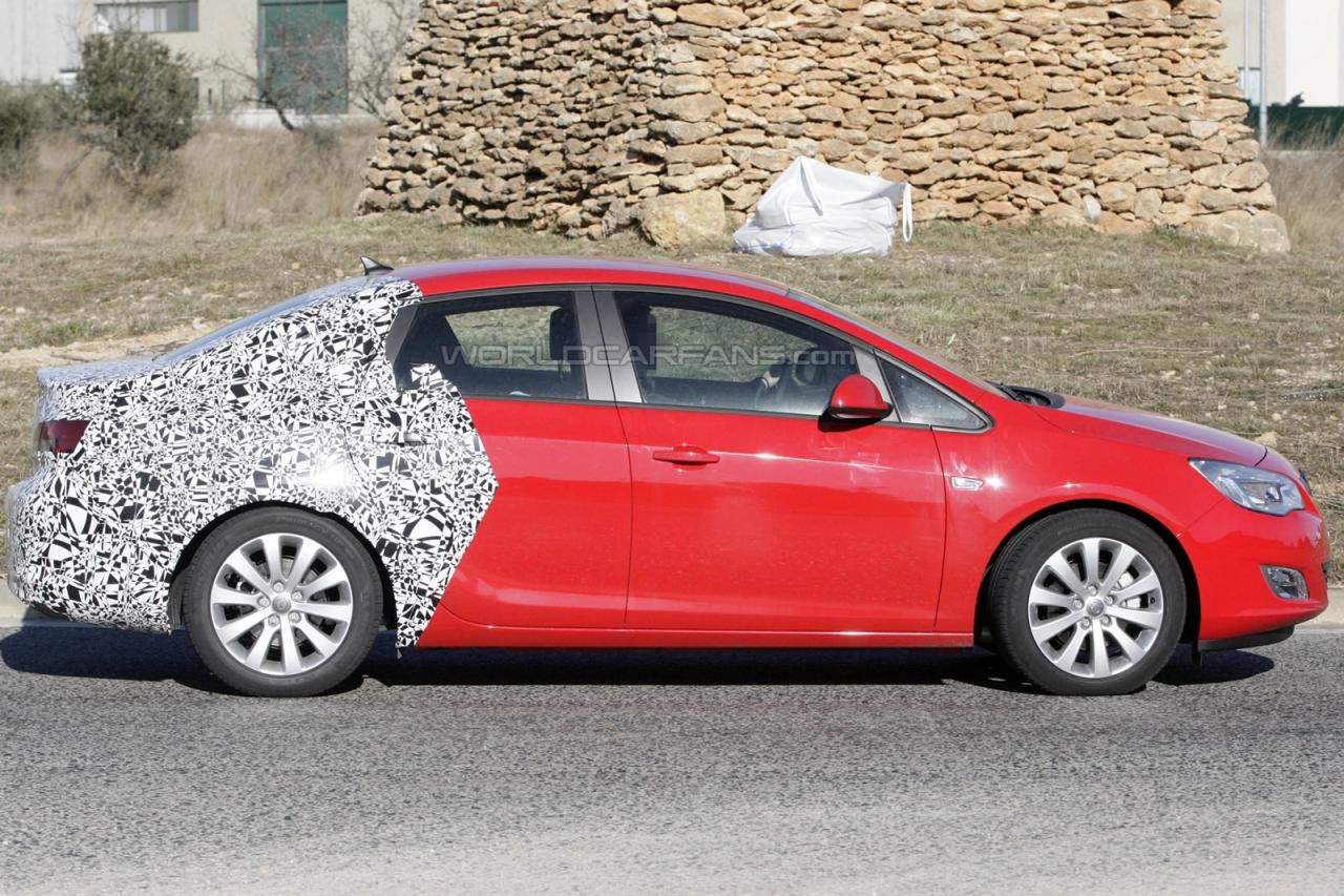 Opel Astra Sedan (źródło Worldcarfans)