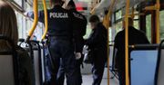 Jelenia Góra. Wsiadł do autobusu z hulajnogą, został brutalnie zatrzymany. Policja się tłumaczy