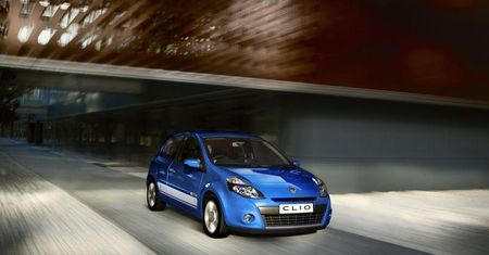 Facebook - nowe miejsce sprzedaży Renault Clio
