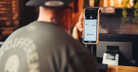 Polacy płacą okiem. Nowy sposób płatności zyskuje popularność