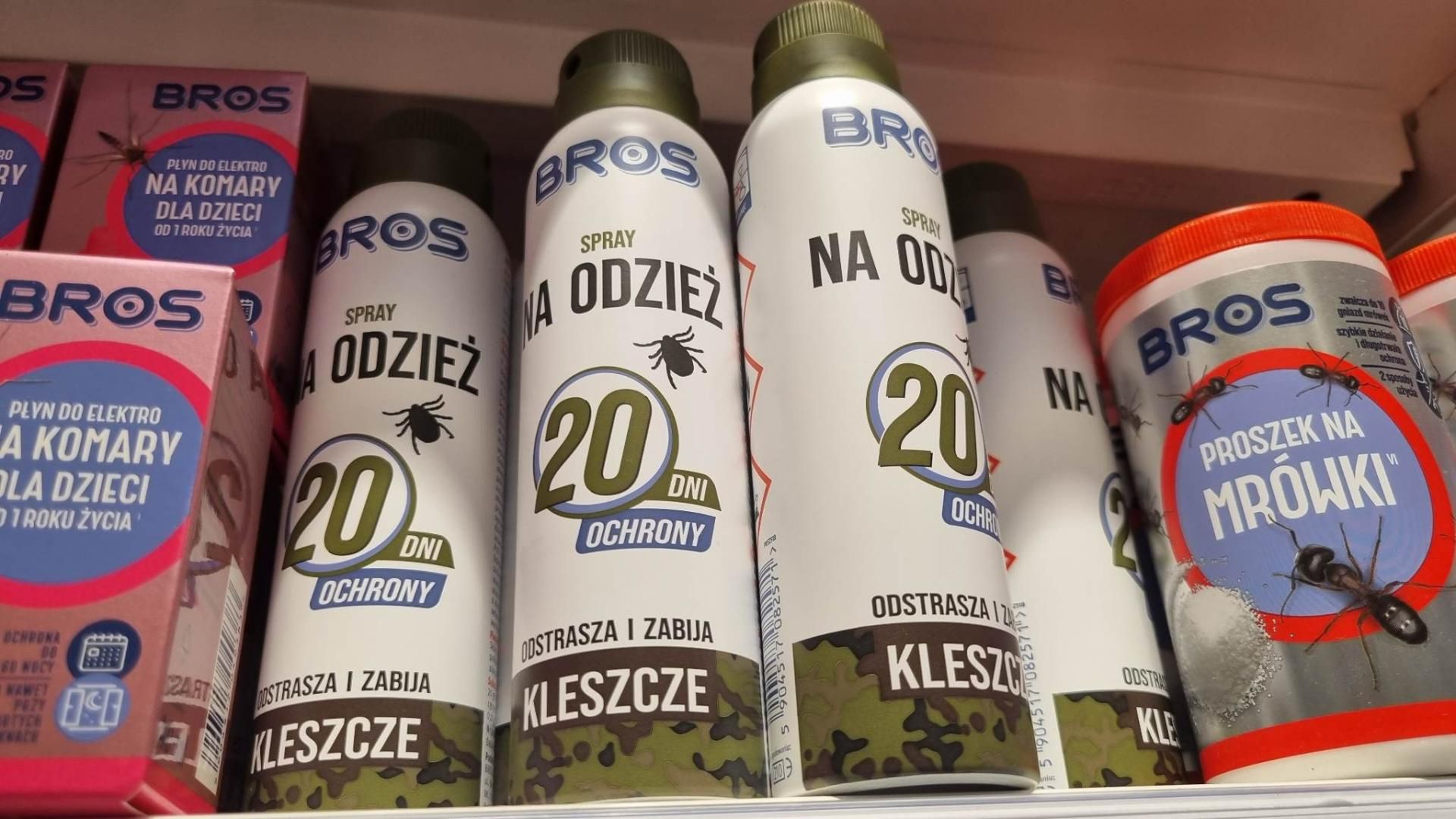 Spray na odzież BROS. Skład: DEET 20 proc., deltametryna (substancja czynna o działaniu owadobójczym) 0,025 proc., olejek z eukaliptusa cytrynowego 0,01 proc., geraniol 0,01 proc.