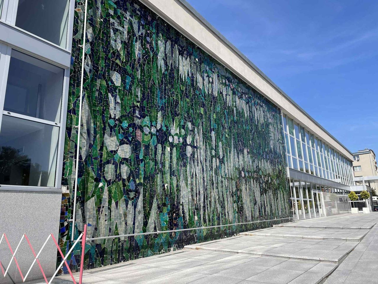 Rzeszów: Baner reklamowy już nie przykrywa cennej mozaiki na budynku Filharmonii Podkarpackiej