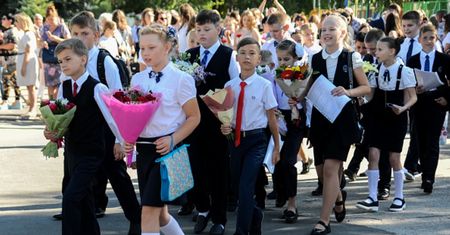 Nie oszczędzają nawet dzieci. Zmuszają uczniów do popierania wojny