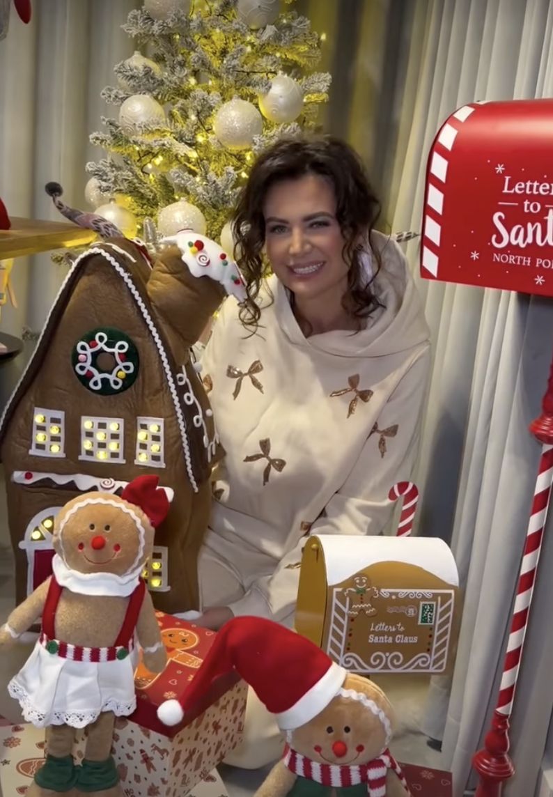 Maja Rutkowski przy choince i ozdobach świątecznych