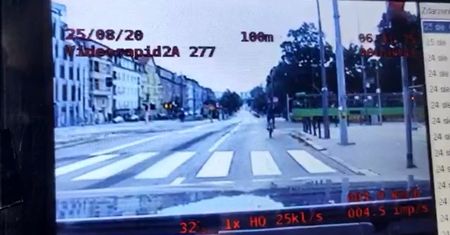 Rowerzysta przejechał na czerwonym. Mandat jak dla kierowcy samochodu