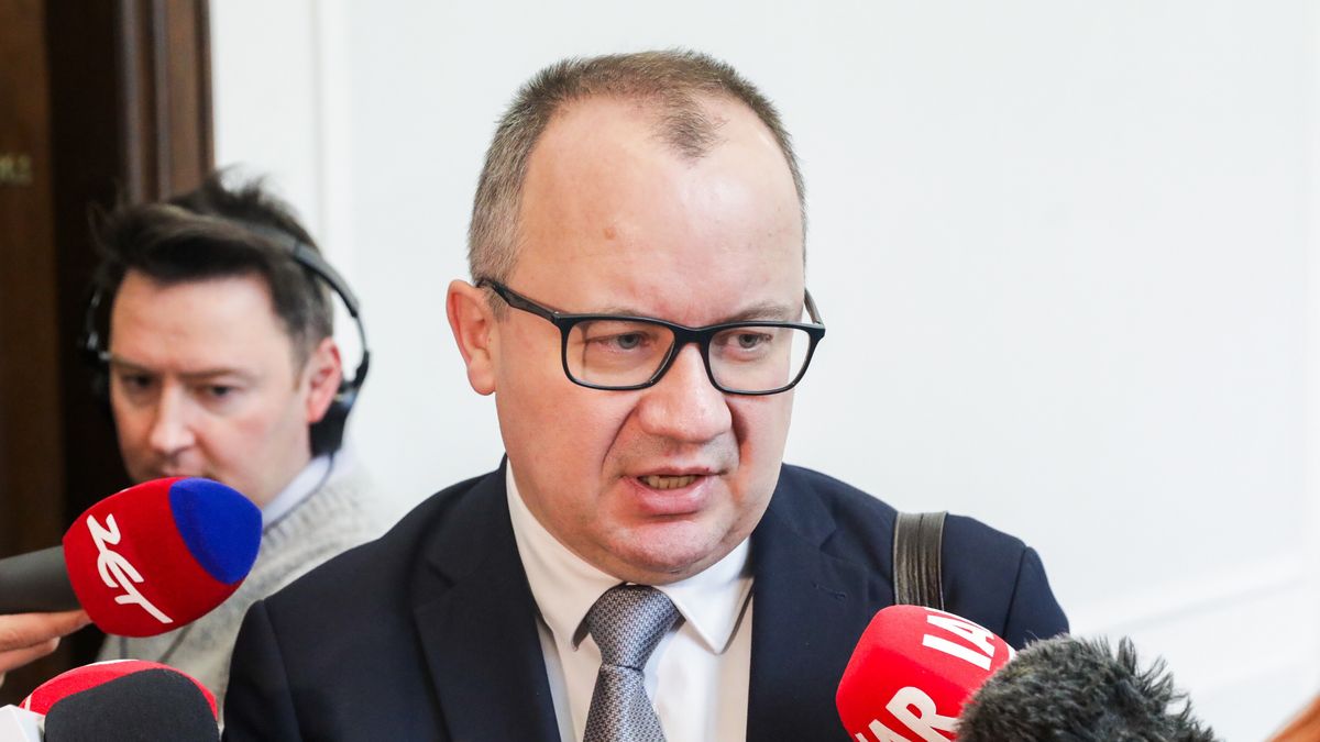 Warszawa, 08.01.2024. Minister sprawiedliwości, prokurator generalny Adam Bodnar po spotkaniu z marszałkiem Sejmu Szymonem Hołownią, 8 bm. w Sejmie w Warszawie. Tematem rozmów polityków były kwestie, związane z wygaszeniem mandatów posłów M. Kamińskiego i M. Wąsika. Były szef CBA i były minister spraw wewnętrznych Mariusz Kamiński oraz jego były zastępca Maciej Wąsik zostali skazani 20 grudnia 2023r. prawomocnym wyrokiem na dwa lata więzienia w związku z tzw. aferą gruntową. Marszałek Sejmu Szymon Hołownia wydał postanowienia w sprawie stwierdzenia wygaśnięcia mandatów poselskich obu parlamentarzystów. (sko) PAP/Tomasz Gzell