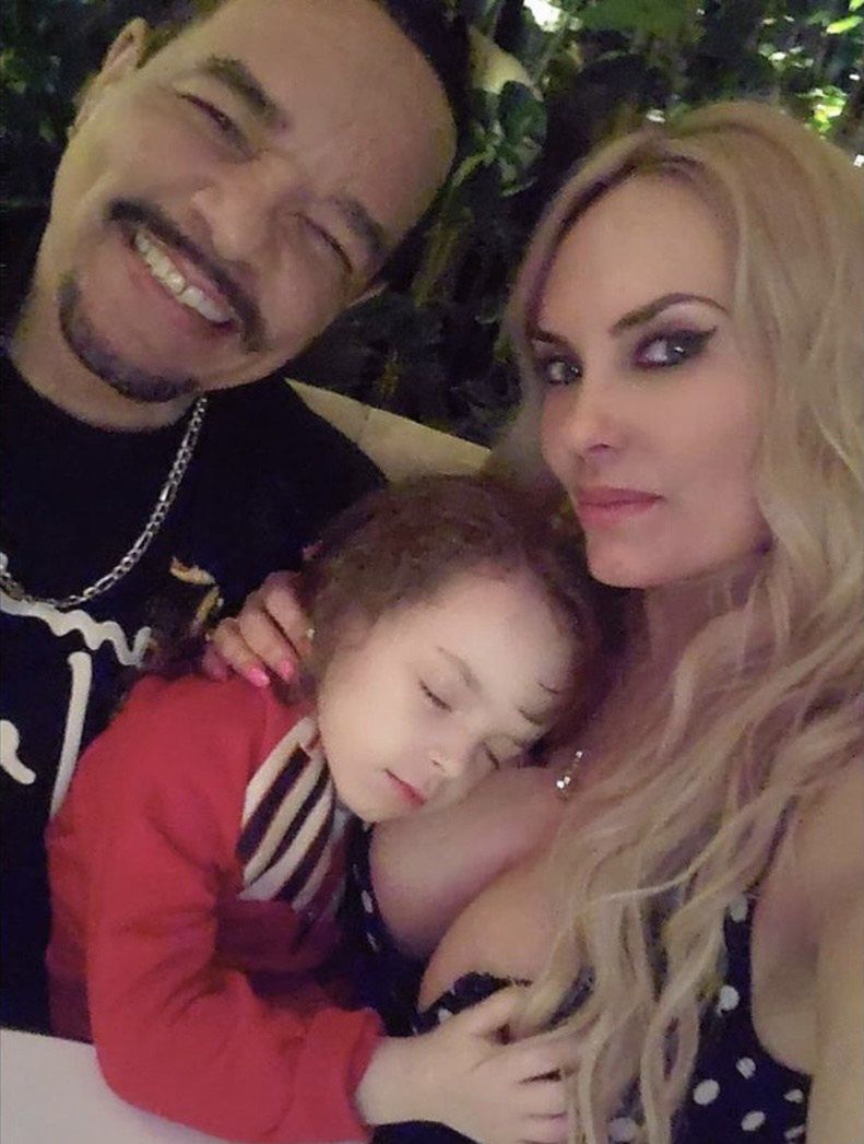 Coco Austin tłumaczy dlaczego karmi 5-letnią córkę piersią: "TERAZ NADAL MNIE CHCE"