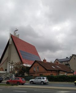Proboszcz obłożył kościół panelami słonecznymi. Dostał je od jednego z wiernych