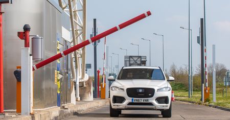 JLR chce, żebyś zarabiał na jeździe samochodem. Płaci kryptowalutą