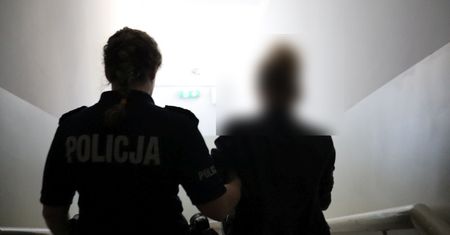 Gdy zobaczyła policję, wybiegła z auta i ukryła się w krzakach. Miała swoje powody