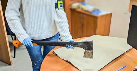 Zaatakował policjantów siekierą. Funkcjonariusze użyli broni