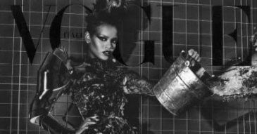 RIHANNA TOPLESS!