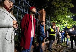 Orgia na plebanii. Odmawiali różaniec przed kurią