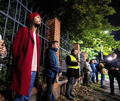 Orgia na plebanii. Odmawiali różaniec przed kurią