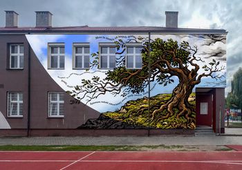 Mural na elewacji Szkoły Podstawowej nr 20 w Płocku. Dąb i cytaty Władysława Broniewskiego