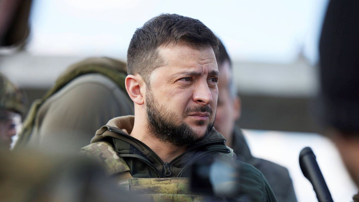 Prezydent Ukrainy Wołodymyr Zełenski dał przykład swoim rodakom swoją postawą. Kiedy Amerykanie proponowali, że wywiozą go w bezpieczne miejsce z kraju, odpowiedział, że nie potrzebuje podwózki, ale dostaw broni. 