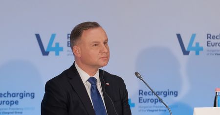 Słowa Dudy o szczepieniach wywołały burzę. Prof. Flisiak komentuje