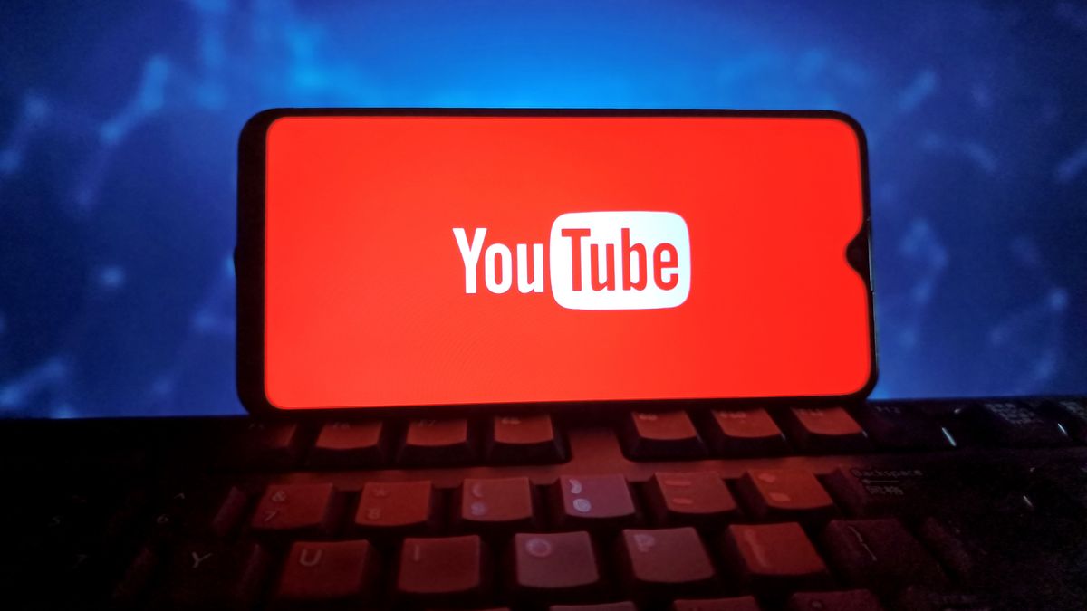 SUQIAN, CHINA - SEPTEMBER 17, 2025 - An illustration photo shows YouTube logo in a smartphone in Suqian, Jiangsu Province, China on September 17, 2025. (Photo credit should read CFOTO/Future Publishing via Getty Images)