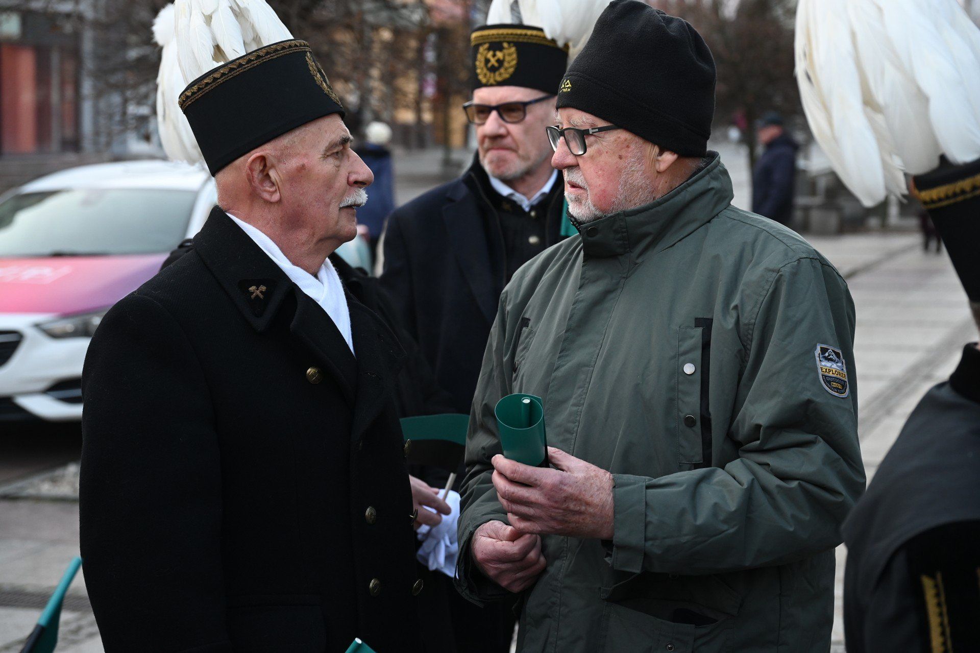 Górnicy podczas Pochodu Barbórkowego w Kielcach 4 grudnia 2025. Uczestnicy przemaszerowali ulicami miasta w galowych strojach górniczych.