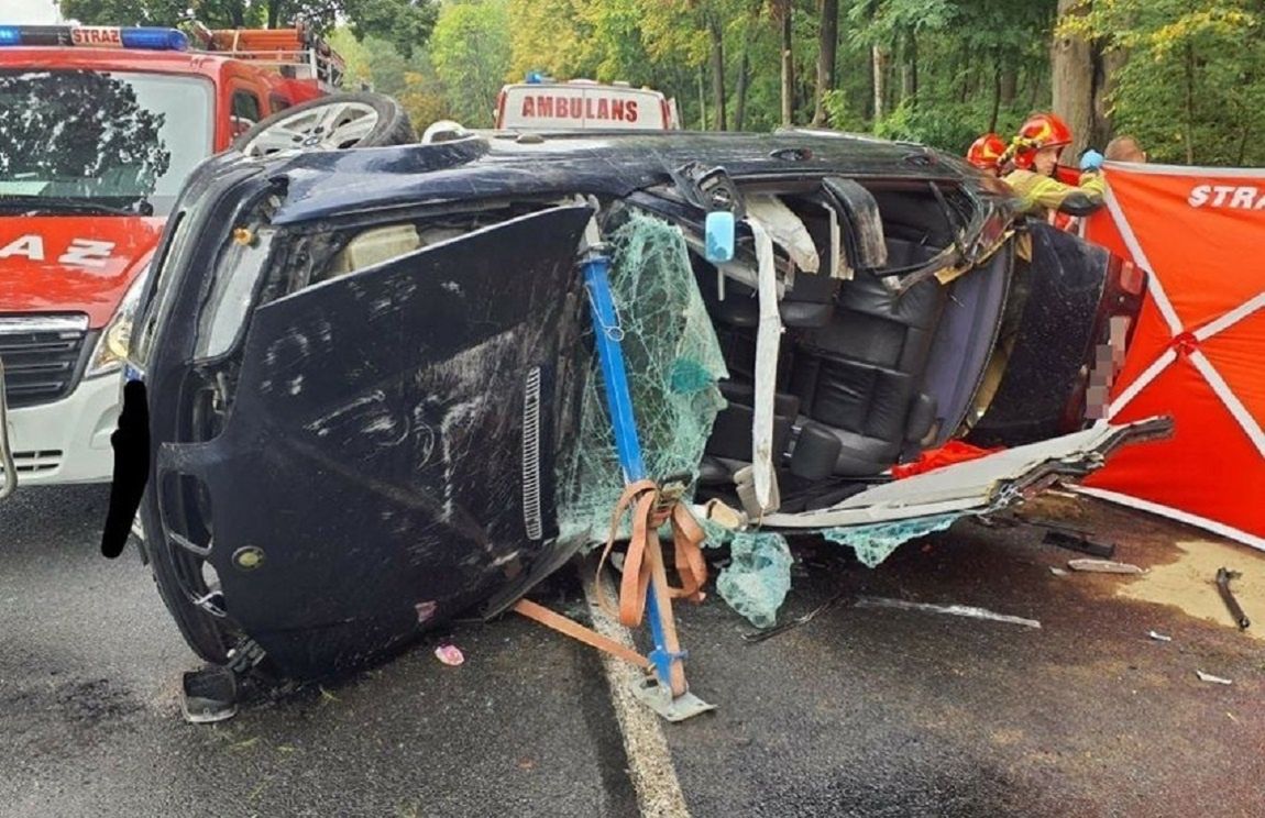 BMW wypadło z drogi i dachowało. Nie żyje 19-latka