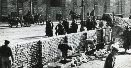 Warszawa. Znalezisko z getta wywiezione z Polski. Policja zawiadomiona