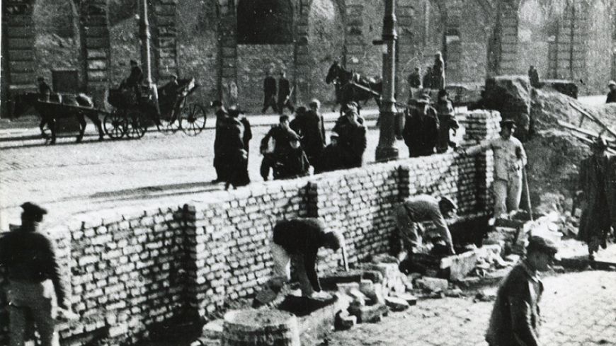 Warszawskie getto. W kwietniu 1943 roku wybuchło tu powstanie. To z tego czasu pochodzić może schron, odkryty przez budowlańców, którzy znalezione przedmioty w nim sprzedali