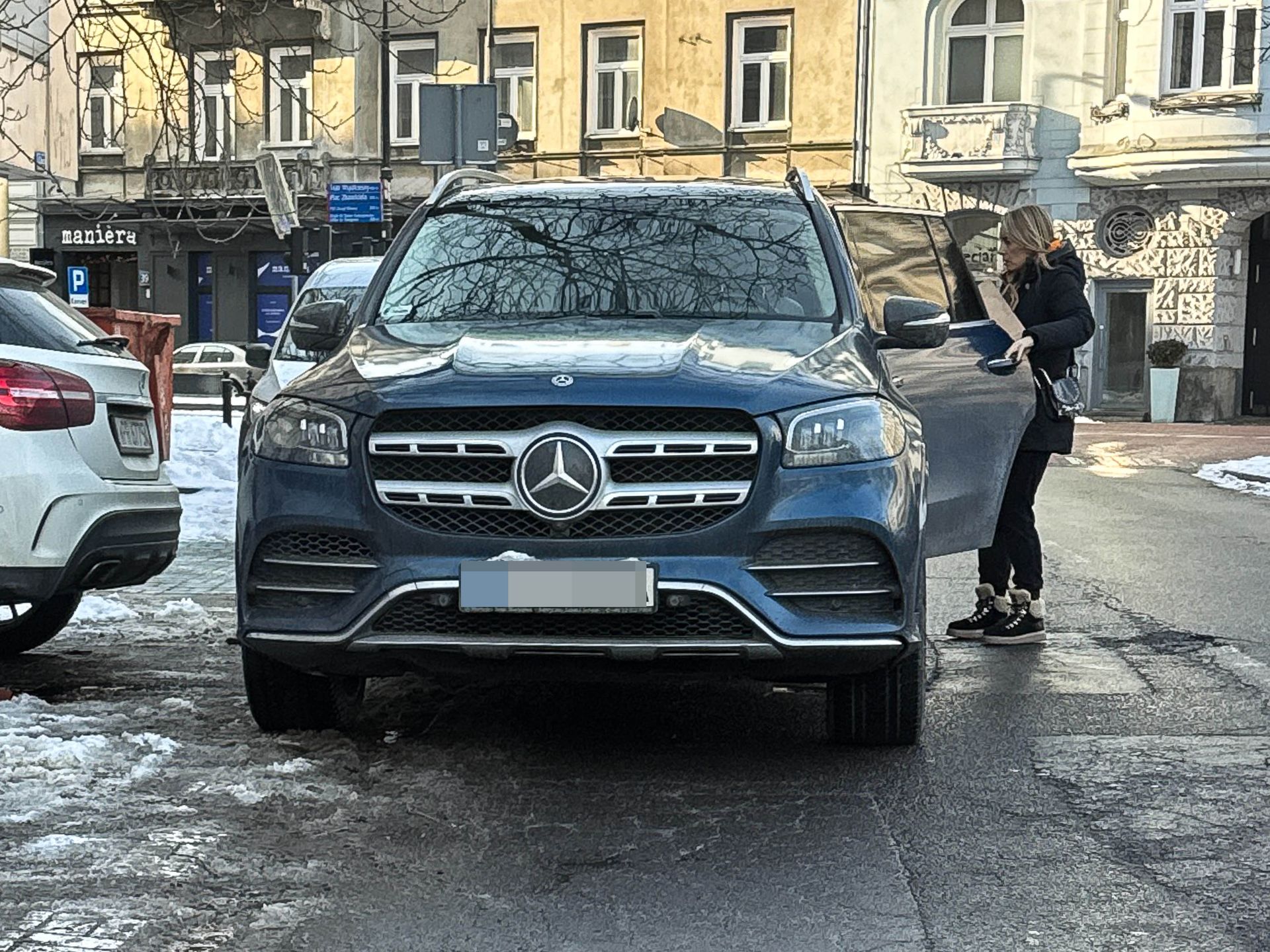 Karolina Ferenstein-Kraśko w naturalnej odsłonie wsiada do auta