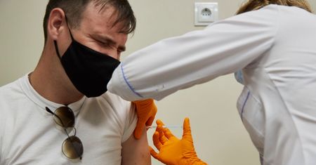 Potężny problem. Sondaż pokazuje podejście Polaków do szczepionki