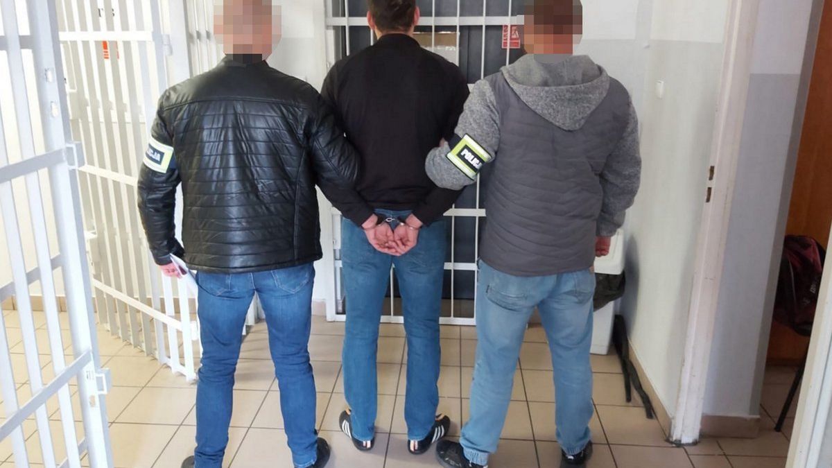 Policjanci z Bydgoszczy zatrzymali 29-latka, który napadł na księdza i przemocą próbował wymusić od duchownego pieniądze. 