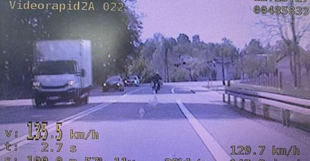 2,5 tys. zł mandatu i zatrzymane prawko. Motocyklista pędził przez zabudowany
