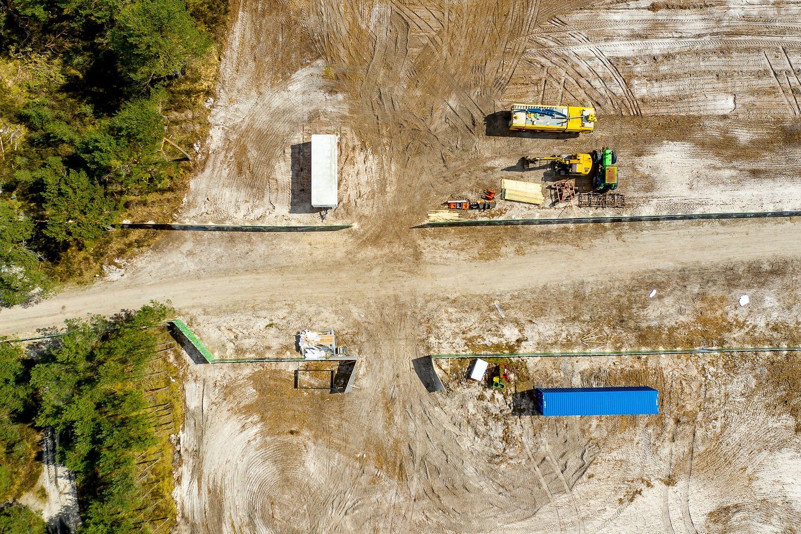 Budowa pierwszej polskiej elektrowni jądrowej to strategiczny projekt, który ma na celu zwiększenie bezpieczeństwa energetycznego kraju oraz redukcję emisji CO2. 