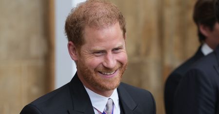 Ekspert od mowy ciała zdradza, co książę Harry szeptał do kuzynki podczas koronacji. Nawiązał do Meghan Markle