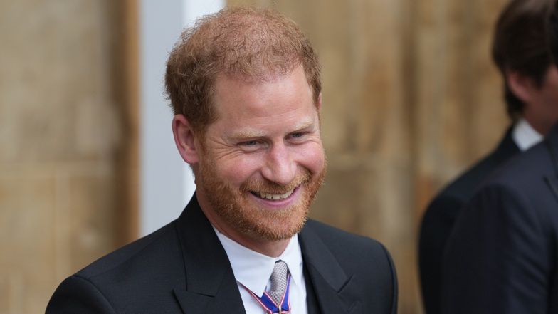 Wiadomo co książę Harry szeptał do kuzynki podczas koronacji króla Karola III