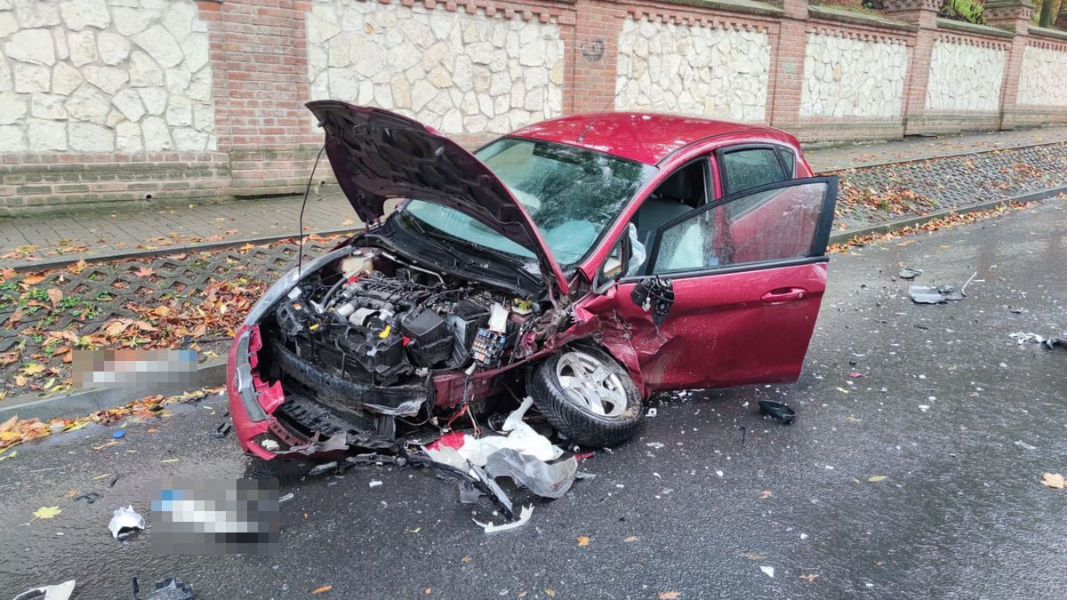 wypadek, czołowe zderzenie, poszkodowani Czołowe zderzenie dwóch pojazdów. Dwie osoby w szpitalu