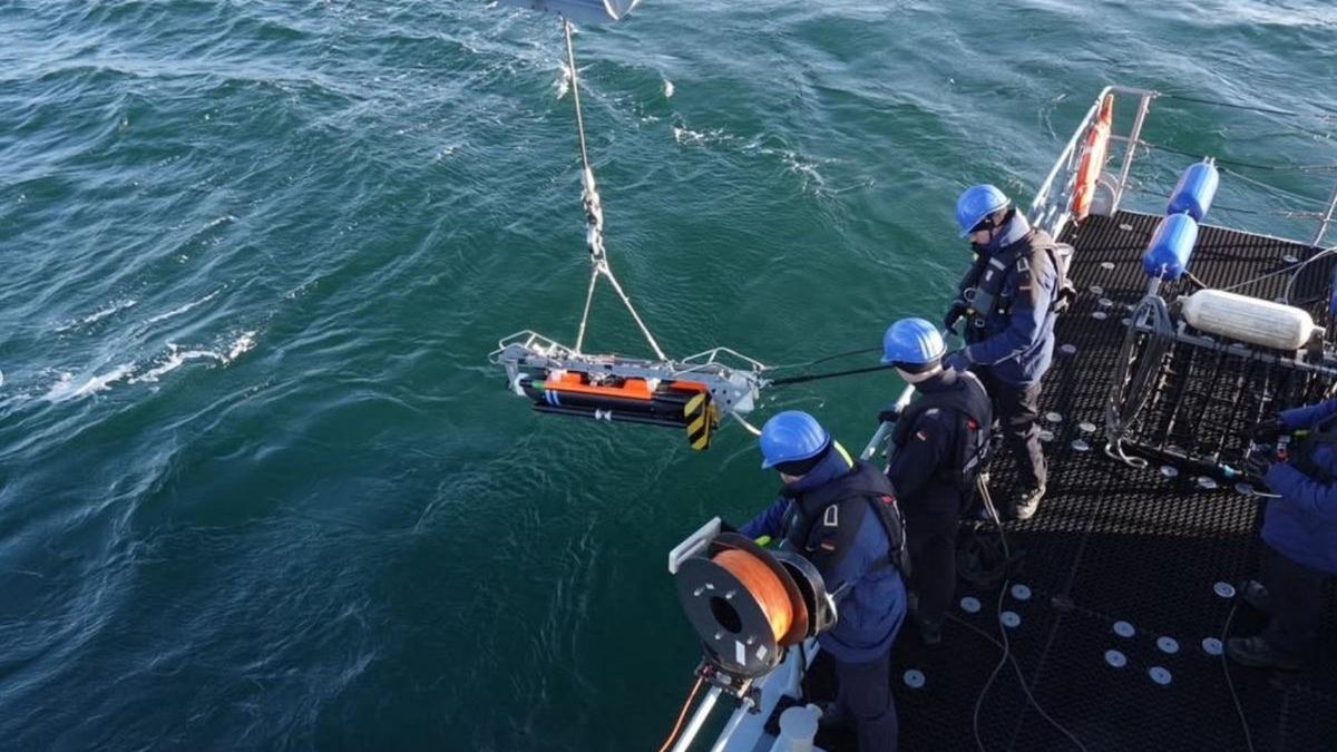 Wodowanie robota mającego pilnować podmorskiej infrastruktury.