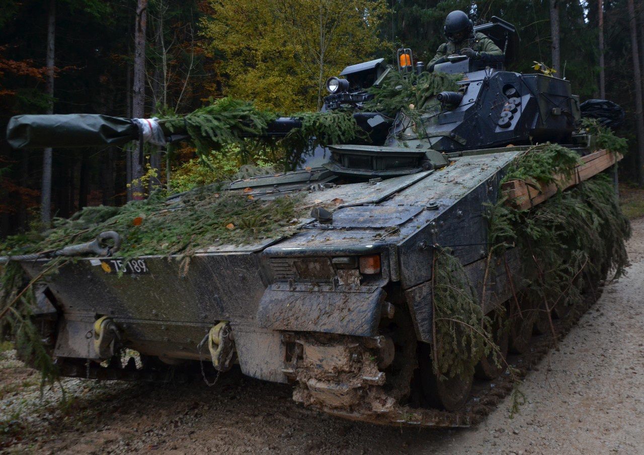 Holenderski Cv9035NL.(US Army / Pfc. Shardesia Washington)