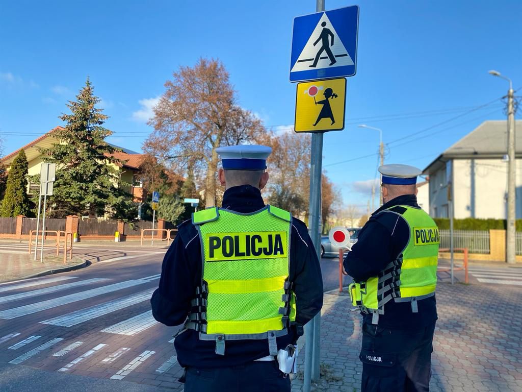 Policjanci dbali o bezpieczeństwo na przejściach. 