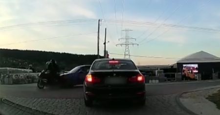 Chełmiec. Koszmarny wypadek motocyklisty. Nagranie mrozi krew w żyłach