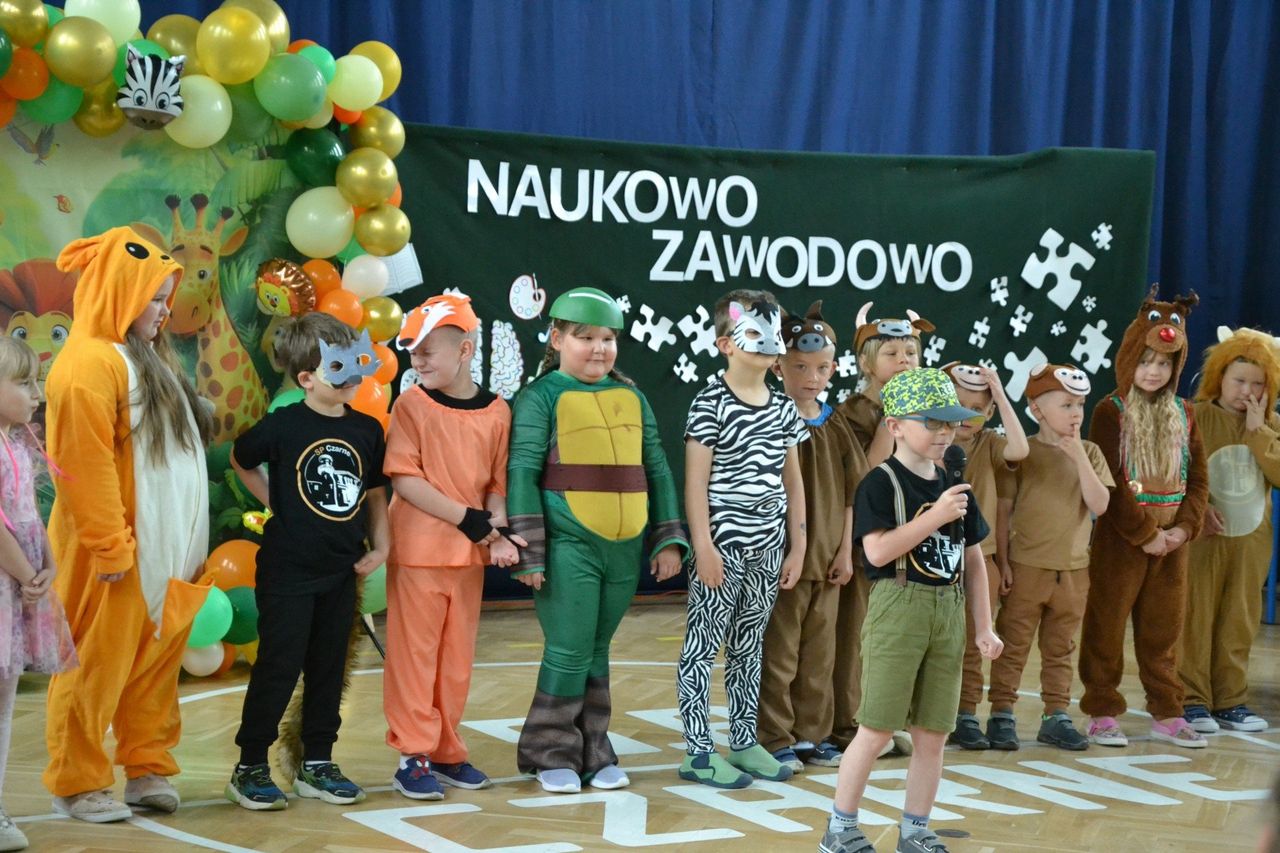 Impreza w Szkole Podstawowej w Czarnem. Uczniowie zaprezentowali swoje talenty