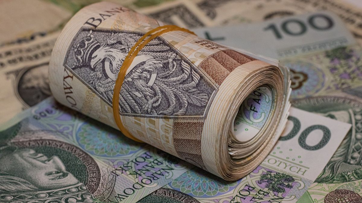 Prezes NBP sam zachęca do przechowywania gotówki w domu