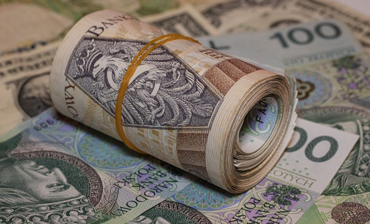 Prezes NBP sam zachęca do przechowywania gotówki w domu