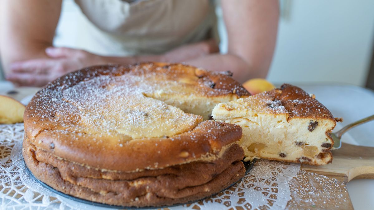 Sernik z jabłkami i rodzynkami smakuje wybornie