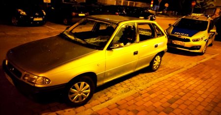 Demolowali auto na osiedlu. Kłopoty z policją będą mieć z innego powodu