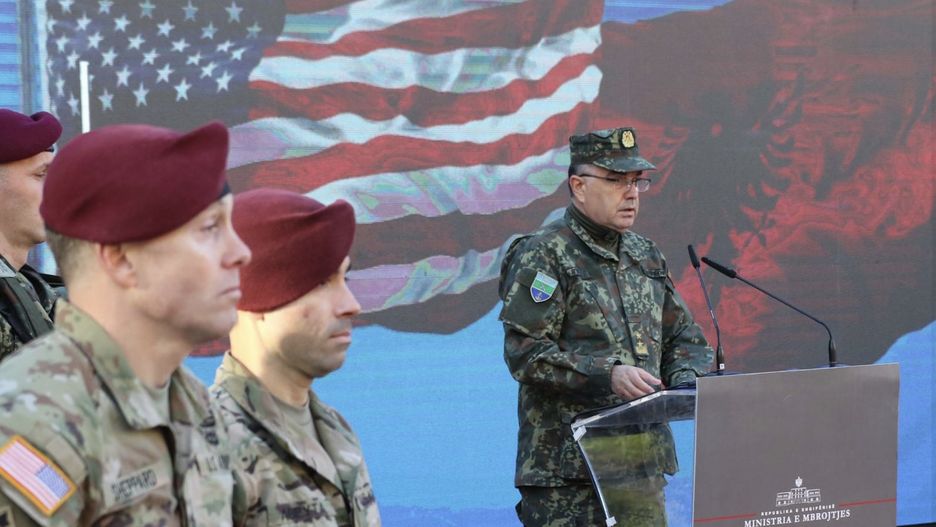 Jeszcze w sobotni poranek nowy prezydent elekt, który 25 liica zostanie zaprzysiężony i obejmie urząd, nosił mundur i w randze generała dowodził siłami zbrojnymi Albanii